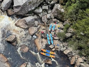 Кајакаша заробљеног под стеном спасли после 20 сати, али су морали да му ампутирају ногу