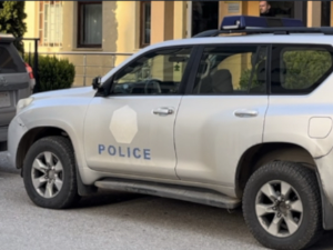 Бачене ручне бомбе у двориште полицијске станице у Звечану
