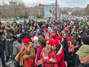 Протест Иницијативе "Мост остаје" – активисти одали пошту страдалима, блокирали Булевар Вудроа Вилсона