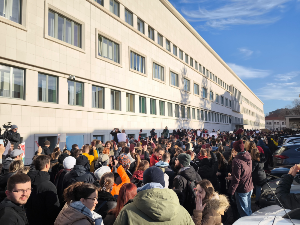 Бурно у Скупштини Војводине - посланици опозиције ометају рад, протест студената испред зграде