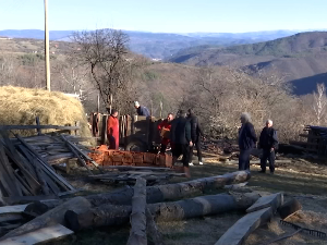 Ко пали ватру у селу Гложју код Босилеграда, где је, за три године, изгорело 15 кућа, штала и помоћне зграде? 