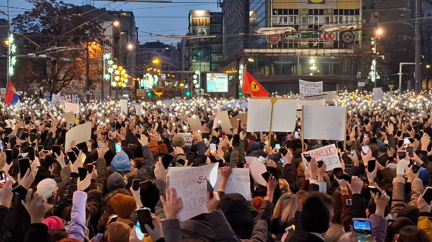 Протест на тргу Славија, петнаест минута тишине за жртве трагедије у Новом Саду