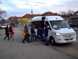 У већини места бесплатно се возе повлашћене категорије, негде вожња без карте за - све грађане