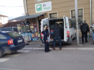 Косовска Митровица, полицијски упад у зграду предузећа "Урбанизам", приведена директорка