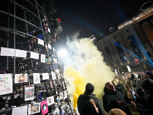 Демонстранти у Грузији "окитили" новогодишњу јелку – 11. ноћ протеста