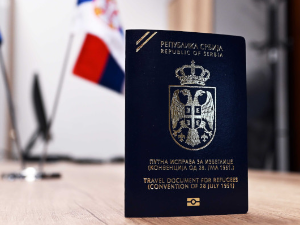 Први пасош за избеглице уручен Казахстанцу