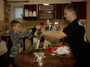 Двојица дечака из мачванског Прњавора продајући цвеће помажу мајци