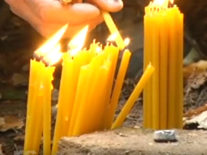 Велике задушнице - данас се излази на гробља, верује се да запаљена свећа осветљава пут умрлима 