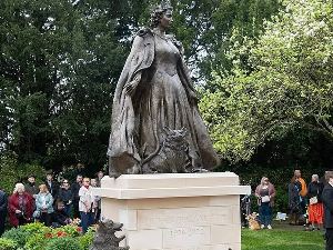 Уз лавеж педесетак коргија откривен споменик краљици Елизабети 