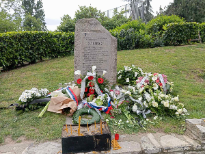 Помен код споменика "Зашто" – сећамо се 16 радника РТС-а убијених у НАТО бомбардовању 1999. године