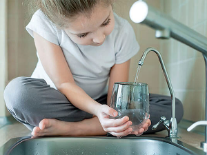 Да ли је филтрирана вода здравија од воде из чесме