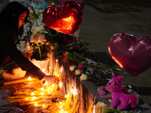 И даље се трага за телом убијене девојчице, грађани у Бору доносе цвеће и пале свеће