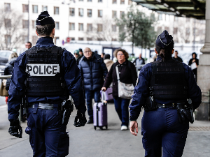 Мушкарац у Паризу отео полицајцима службени пиштољ па их ранио