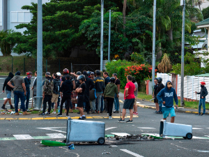 Обустава комерцијалних летова на Новој Каледонији, блокирано 3.200 људи