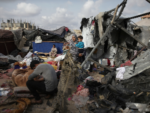 Палестинци на северу Газе преживљавају на хлебу, ИДФ наставља с нападима на Рафу 