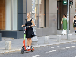 Деца на електричним тротинетима - између забаве и озбиљног ризика