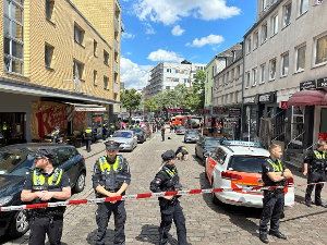 Полиција у Хамбургу упуцала човека са секиром пре меча Холандије и Пољске