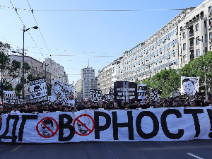 Протестни кортео навијача Партизана - траже се оставке клупских функционера и распуштање органа 