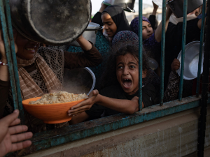 Најмање 17 људи погинуло у избегличком кампу Нусеират; Газа: Више од 3.500 деце животно угрожено због неухрањености