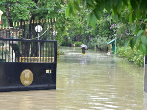 Најмање 11 људи страдало у поплавама, клизиштима и топлотном таласу у Индији