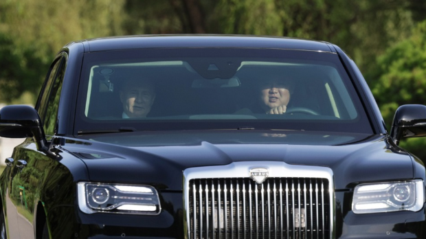 Ким од Путина добио луксузни аутомобил „аурус“ па се провозао заједно са руским председником