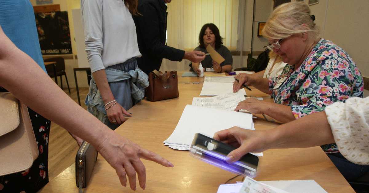 Локални избори, излазност мања него у децембру - у Београду до 19 часова 42,2 одсто, у Новом Саду 46,3, а у Нишу 44.4 одсто бирача
