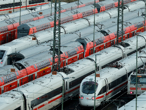 Муке навијача са јавним превозом у Немачкој – зашто баш сваки воз касни