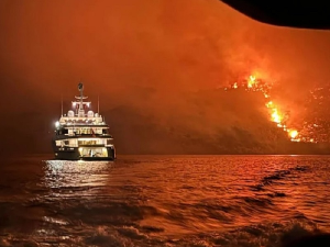 Ватромет са луксузне јахте изазвао пожар на грчком острву – осуде званичника,  очекују се хапшења