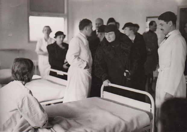 Краљица Марија у обиласку болница