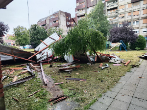 Невреме у Крагујевцу - олујни ветар обарао бандере, дрвеће, летели делови кровова са зграда