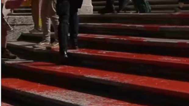 Зашто је по степеништу у Риму проливена црвена боја