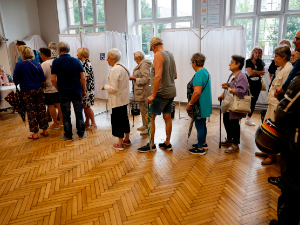 Француска гласа на парламентарним изборима, излазност до подне премашила 25 одсто