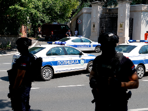 Црвени ниво претње од тероризма – појачано присуство полиције, рањени жандарм се опоравља, најава нових хапшења