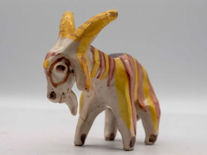 Керамичка фигура козе коју је направио млади краљ Чарлс III продата за 8.500 фунти