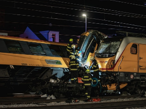 Четворо погинулих и 20 повређених у судару путничког и теретног воза у Чешкој