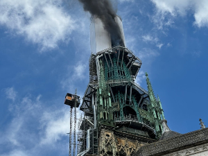 Велики пожар на торњу катедрале у Руану локализован