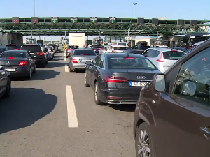 Захуктавање пред ударни викенд, на Хоргошу и Градини задржавања до пола сата - највећи број возила на Батровцима