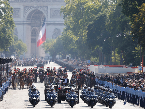 Дан пада Бастиље у Паризу – традиционална војна парада и дефиле олимпијске бакље