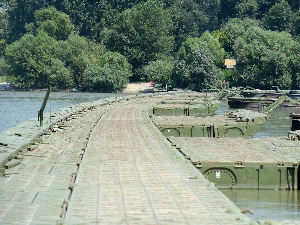 Постављен понтонски мост до плаже Лидо