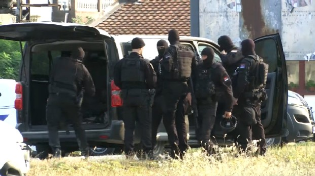 У току потрага за нападачем на полицајце у околини Лознице