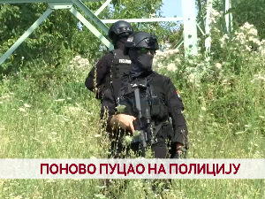 Поново пуцао на полицију