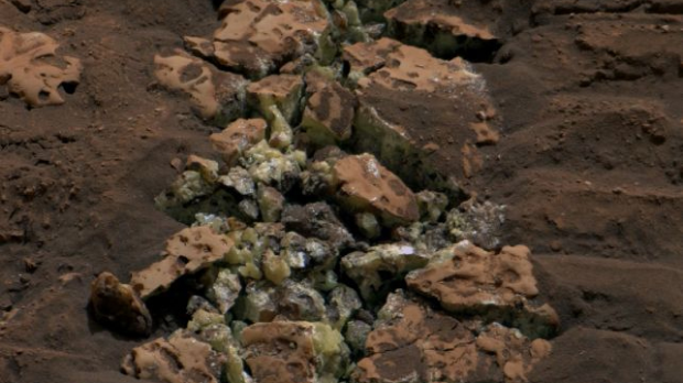 Кјуриозити на Марсу случајно смрвио стену, из ње испали кристали „жутог блага“