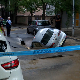 Због пуцања цеви пропао асфалт у Кичевској улици у Београду, аутомобил упао у рупу