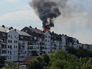 Пожар на крову стамбене зграде у Барајеву