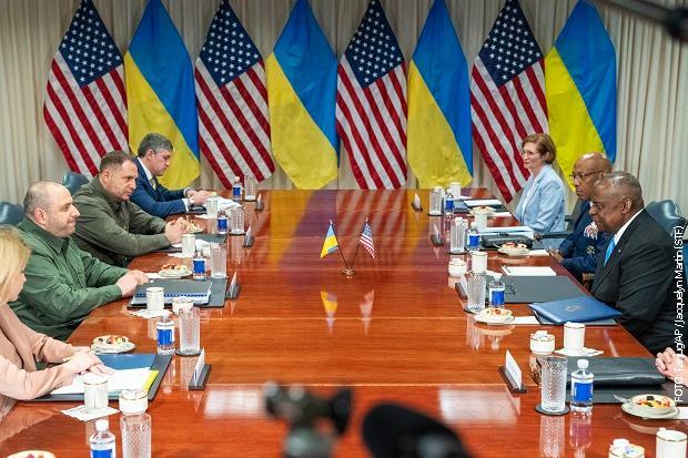 Секретар одбране Лојд Остин са украјинским министром одбране Рустемом Умеровим