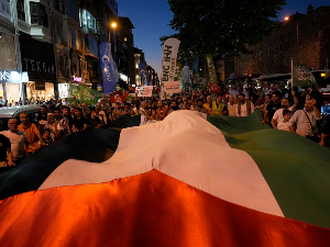Њујорк тајмс: Хамнеи наредио директан напад на Израел; протести у Истанбулу и на Западној обали