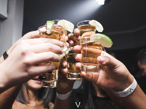 Привлачни тинејџери чешће пију, а ређе се дрогирају или пуше