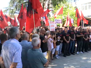 Протест Албанаца у Бујановцу