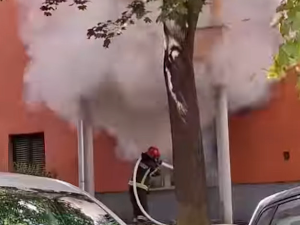 Горео стан у приземљу зграде на Карабурми, једна особа превезена у Ургентни центар