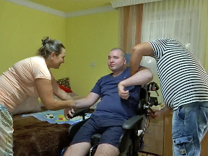 Денис сад говори и покреће руке, али је потребно још новца за даљи опоравак